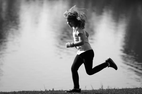 Kinderläufer Laufen Auf Dem Rasen Park Kind Läuft Freien Gesunde — Stockfoto