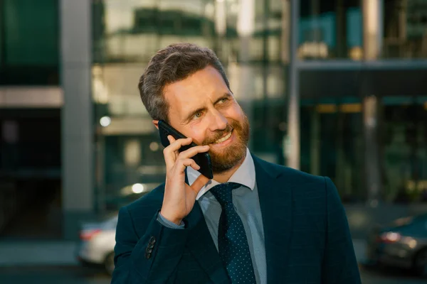 Hombre Negocios Usando Smartphone Empresario Hablando Por Teléfono —  Fotos de Stock