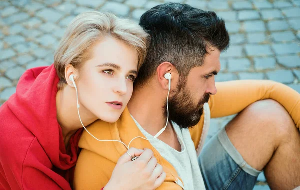 Słuchanie Muzyki Moda Młodzieżowa Czuć Się Swobodnie Stylowo Mężczyzna Kobieta — Zdjęcie stockowe