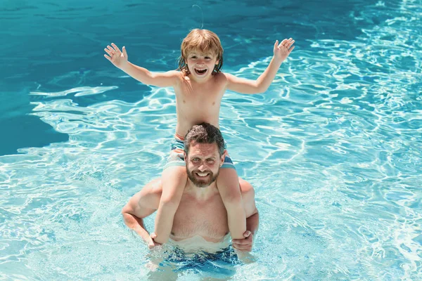 爸爸们骑着孩子在游泳池里 积极休闲 — 图库照片