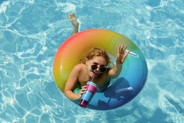Šťastnou Letní Náladu Bazén Užívám Dovolenou Žena Plavkách Plaveckém Kroužku — Stock fotografie
