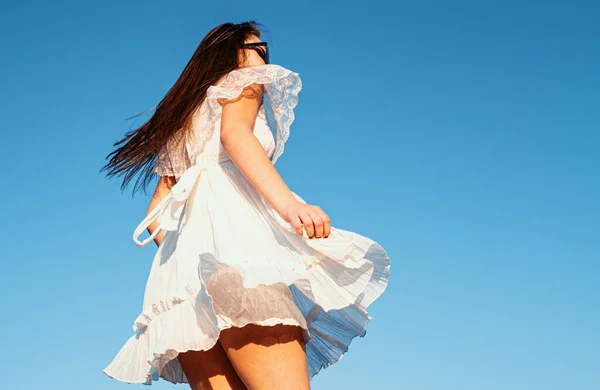 Chica Movimiento Vestido Blanco Cielo Modelo Femenino Vestido Moda Aire — Foto de Stock