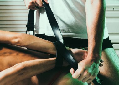 Kadın sıkışmış eller. Cinsel tatmin. Cinsel taciz ve kadın istismarı. Şehvetli kadın kelepçe ile bağlı adam baştan. Sert çekirdekli. Baskın ve esaret. Bdsm seks. Cinsel sapma.