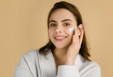 Cilt için nem. Güzel bir kadın modelin güzel portresi. Güzel yüzlü kadın, doğal ten, yüz portresi.