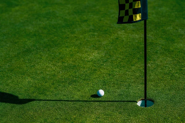 Golfhål Golf Boll Läppen Kopp Gräs Bakgrund — Stockfoto