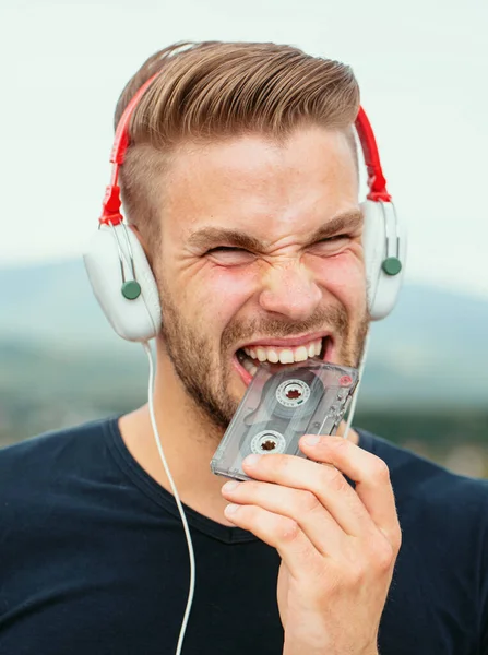 Spannende Man Die Muziek Luistert Met Oortjes Emotionele Portretman Retro — Stockfoto