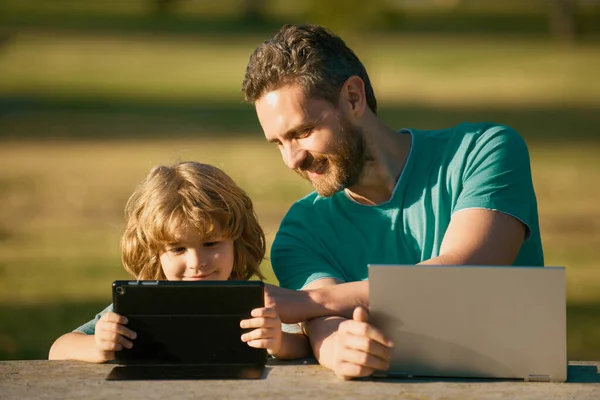 Young Man His Son Using Laptop While Relaxing Park Family — Stock Photo, Image