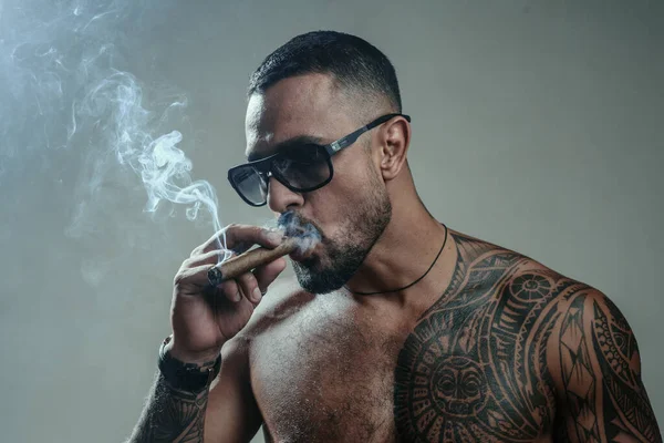 Homem Machista Muscular Com Corpo Atlético Abdominais Sexy Homem Tatuagem — Fotografia de Stock