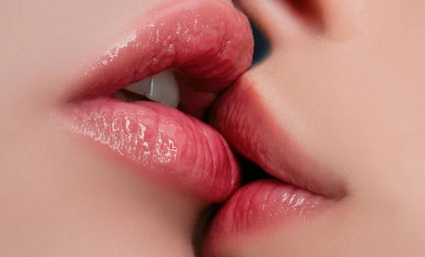 オーラル プレジャー 唇にキスするカップルの女の子が閉じます 官能的なタッチは 性的活動にキス 熱い前戯 リップケア 性教育だ 官能的な濡れた女性の唇キス レズビアンキス — ストック写真
