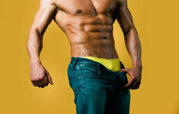 Seksowny Męski Tułów Bez Koszuli Młody Człowiek Rozbierać Dżinsy Żółtym — Zdjęcie stockowe