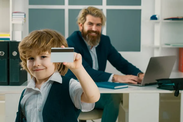 ビジネスマンの少年の肖像 オフィスのクレジットカードを保持 — ストック写真