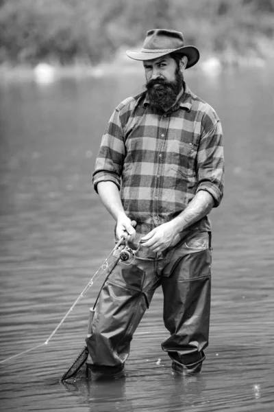 Hombre Relajante Pesca Junto Lago Fines Semana Hechos Para Pescar — Foto de Stock