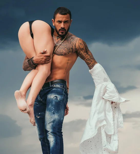 Bărbatul Îşi Poartă Femeia Latino Bărbat Frumos Femeie Sexy Erotica — Fotografie, imagine de stoc