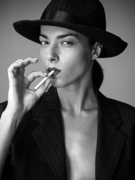 Kırmızı Dudaklı Seksi Kadın Sigara Içiyor Siyah Takım Elbiseli Kadın — Stok fotoğraf