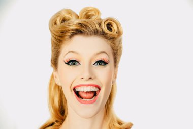 Mutlu güzel kız, güzel kadın taze cildi temizler. Etkileyici yüz ifadeleri. Moda ile güzel bir modelin portresi