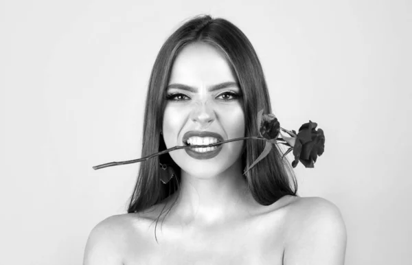 Mulher Beleza Com Flor Rosa Menina Moda Bonita Retrato Headshot — Fotografia de Stock