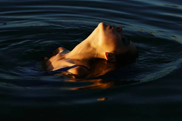 セクシーな女性が水中でポーズ 夏休みと旅行のコンセプト — ストック写真