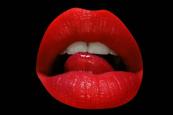 Close Frau Leckt Rote Lippen Sexy Mund Sinnliche Lippen — Stockfoto