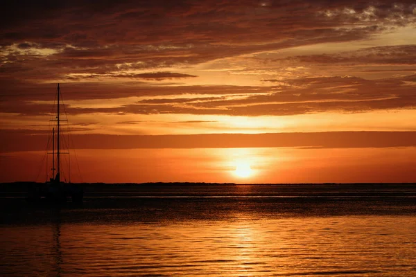 热带海滩 海浪平缓 夕阳西下 背景抽象 日落或日出时的海景及热带泳滩 供游玩及度假之用 — 图库照片