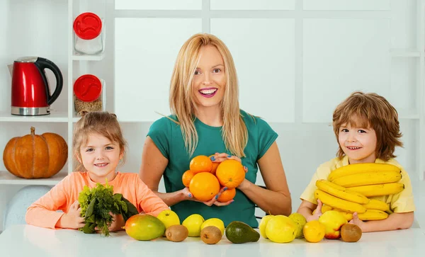 Çocuklar Için Sağlıklı Meyve Mutfakta Meyveli Mutlu Anne Çocuklar Sağlıklı — Stok fotoğraf