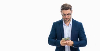 Yüz dolarlık banknotları olan bir adam. Bir sürü 100 dolarlık banknot tutan adam. Kolay para. Ödeme günü ve ödeme konsepti. Kâr ve zenginlik. Para kazan. İş adamı başarılı anlaşma