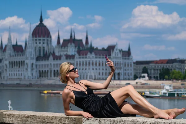Touristin Budapester Parlament Ungarn Mädchen Sommerurlaub Besuchen Berühmte Touristenziele Luxusreisen — Stockfoto