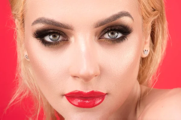 Bellezza Donna Con Gli Occhi Moda Trucco Rossetto Rosso Labbra — Foto Stock