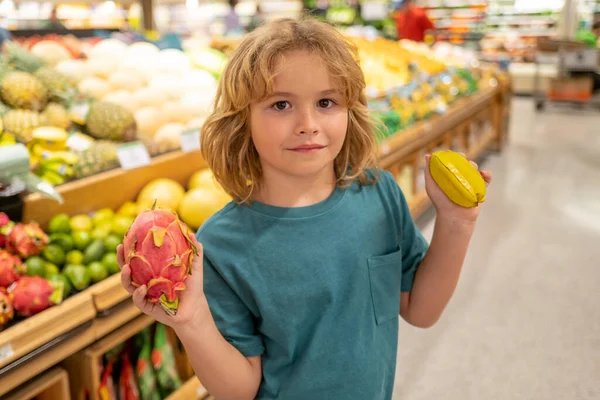 Ragazzo Con Frutta Bambino Che Sceglie Cibo Supermercato Supermercato Ortofrutticoli — Foto Stock