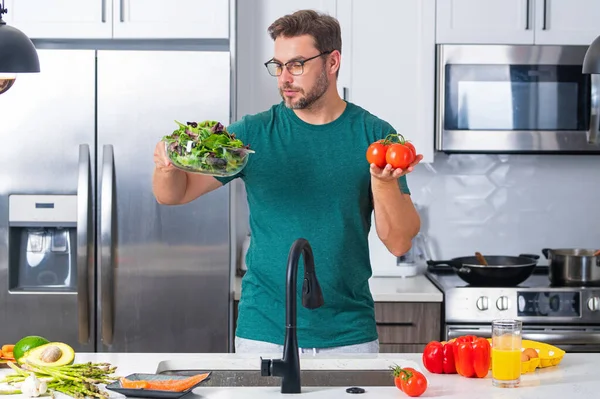 Uomo Mezza Età Che Cucina Cucina Uomo Cucina Con Verdure — Foto Stock