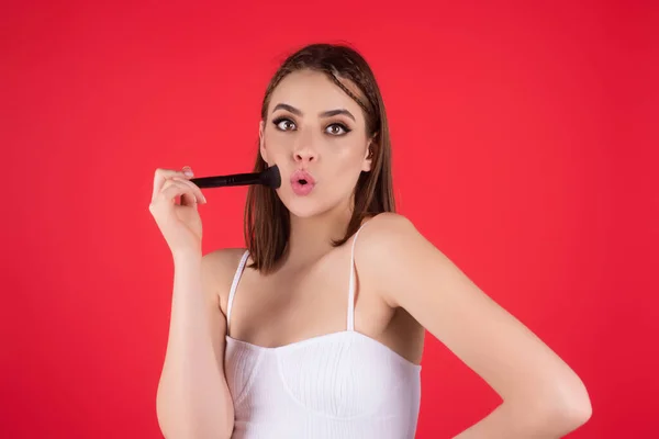 Mulher Aplicando Fundação Blush Com Pincel Maquiagem Tratamento Facial Pele — Fotografia de Stock