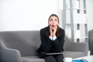 Ofisteki iş yerinde komik bir iş kadını. Resmi sekreter kadın modern ofiste proje üzerinde çalışıyor. İş duyguları