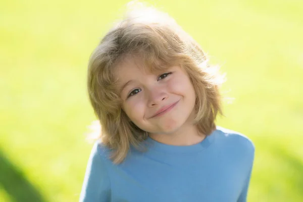 Roztomilé Zábavné Blondýny Malé Dítě Zblízka Portrét Zeleném Travnatém Pozadí — Stock fotografie