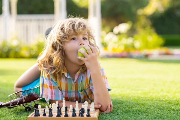 Malý Šachman Hraje Šachy Šachmat Dítě Hraje Šachy Jablka Jarním — Stock fotografie