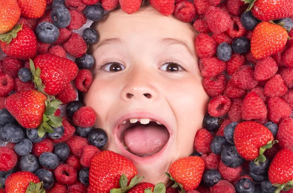 Kindergezicht Met Bessenframe Van Dichtbij Bessen Mengen Bosbessen Frambozen Aardbeien — Stockfoto