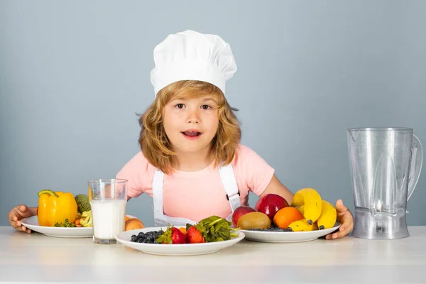 Παιδί Φορώντας Στολή Μάγειρα Και Καπέλο Σεφ Προετοιμασία Λαχανικά Στην — Φωτογραφία Αρχείου
