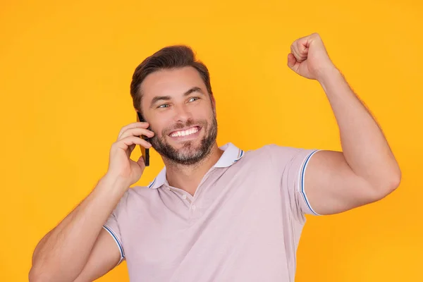 一个兴奋的男人的肖像用手机隔离在工作室的背景 白人男子使用智能手机通话 社交媒体 移动应用 在线聊天 有人在电话里说话 — 图库照片