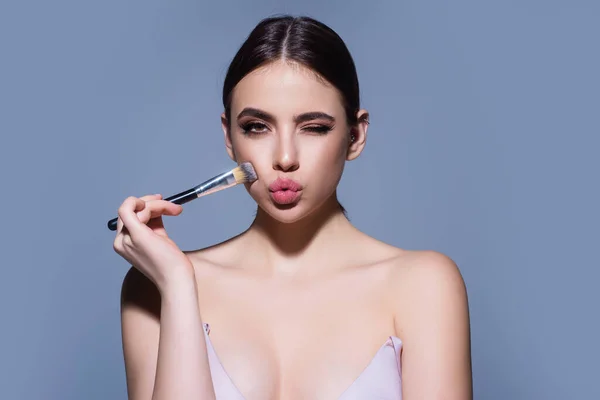 Young Woman Applies Powder Face Using Makeup Brush Beautiful Girl — Fotografia de Stock