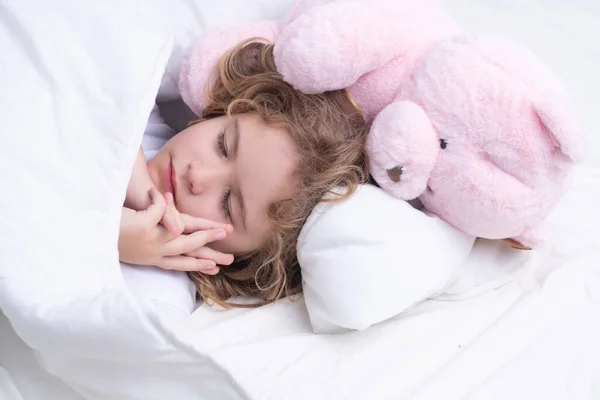 小孩和玩具玩具玩具玩具熊睡在床上 孩子睡觉 可爱的孩子睡在床上 睡着了的孩子脸 — 图库照片