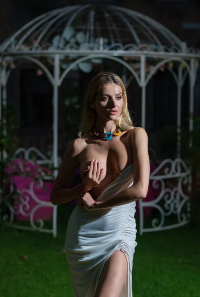 Модна Модель Сексуальній Білій Сукні Покриває Груди Рукою Сексуальні Цицьки — стокове фото