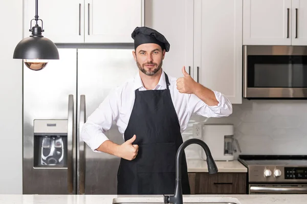 シェフ 料理人 パン職人の肖像 男でコック帽子とシェフの制服料理オンキッチン — ストック写真