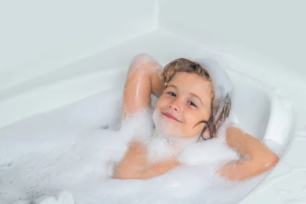 小孩在用泡沫洗澡时洗澡 洗头发 孩子洗发水儿童头上的泡沫 — 图库照片