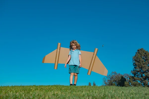 空を背景にしたおもちゃのジェットパックを持つ子供のパイロット 屋外で遊んでいる幸せな子供 幸せな子供時代 — ストック写真