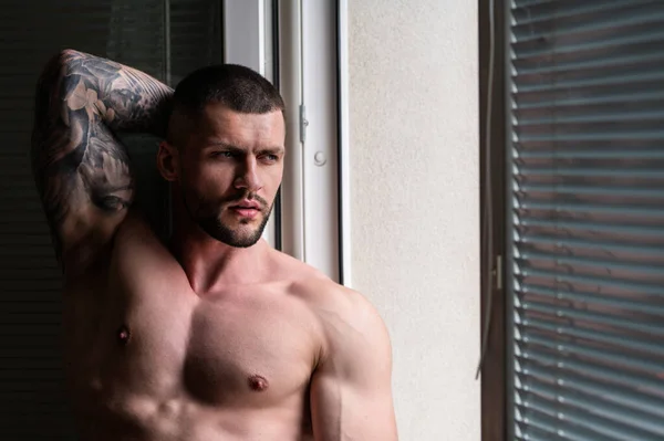 Sexy Naked Muscular Young Man Posing Window Curtains Sexy Shirtless — Stok fotoğraf