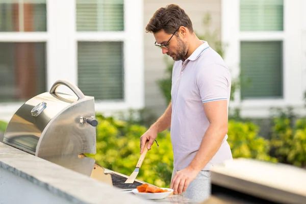 Handsome Man Preparing Barbecue Grill Outdoor Man Cooking Tasty Food — Stock Photo, Image