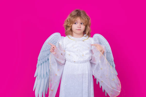 天使の子 孤立したスタジオショット 天使の翼を持つかわいい子供 キューピッドバレンタインデーのコンセプト — ストック写真