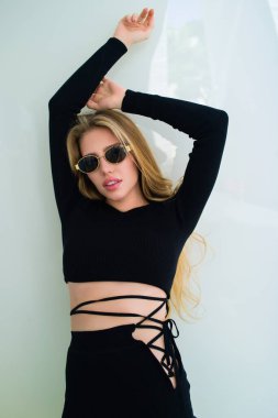 Mükemmel vücutlu güzel bir kadın. Moda Modeli. Moda kıyafetleri giyen modacı kadın. Moda aksesuarları. Kız Vogue tarzı