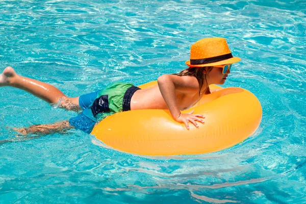 Junge Entspannen Pool Kind Schwimmt Wasserbecken Aktivitäten Für Kinder Sommer — Stockfoto