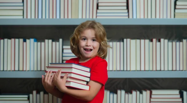 Erstaunte Schulkinder Halten Einen Stapel Bücher Der Hand Wissenstag Schüler — Stockfoto