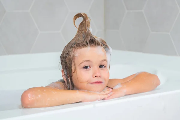 孩子在泡泡浴时很开心 快乐的孩子享受着洗澡时间 小男孩在浴室里笑着用肥皂泡沫 小孩在用泡沫洗澡时洗澡 — 图库照片