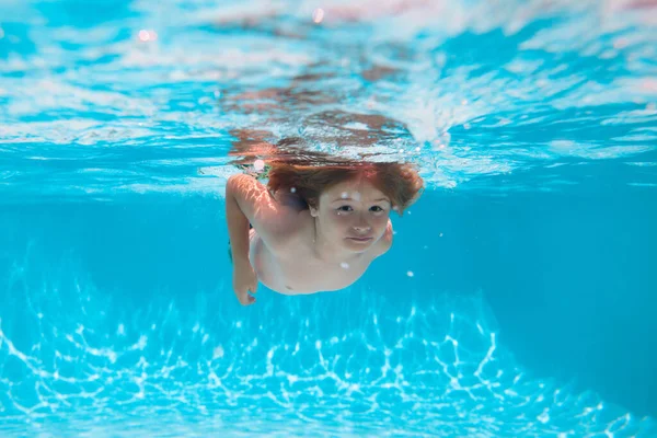 Niño Nadar Bucear Bajo Agua Piscina Vacaciones Verano Con Niños —  Fotos de Stock